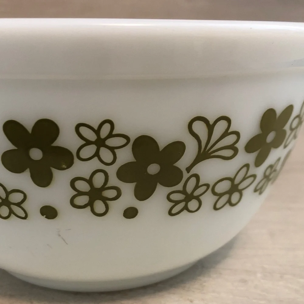 Vintage Pyrex 402 1.5 Qt. Spring Daisy Blossom Bowl White & Avocado Green